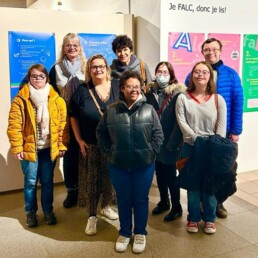 Photo de groupe avec l'illustratirce Claire Gaudriot et les membres de Trisomie 21.