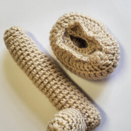 Une photo de nos outuls éducatifs en crochet